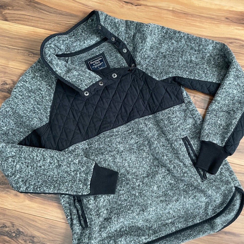 Abercrombie and Fitch women’s Gray and Black fleece size S like new